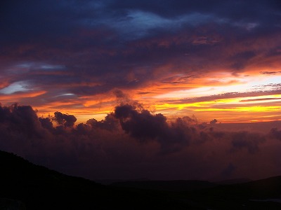 夕日薬師山小屋
